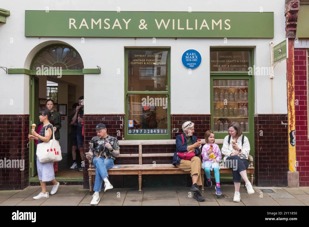 Angleterre, Kent, Margate, la vieille ville, clients assis devant Ice-Cream Parlour Banque D'Images