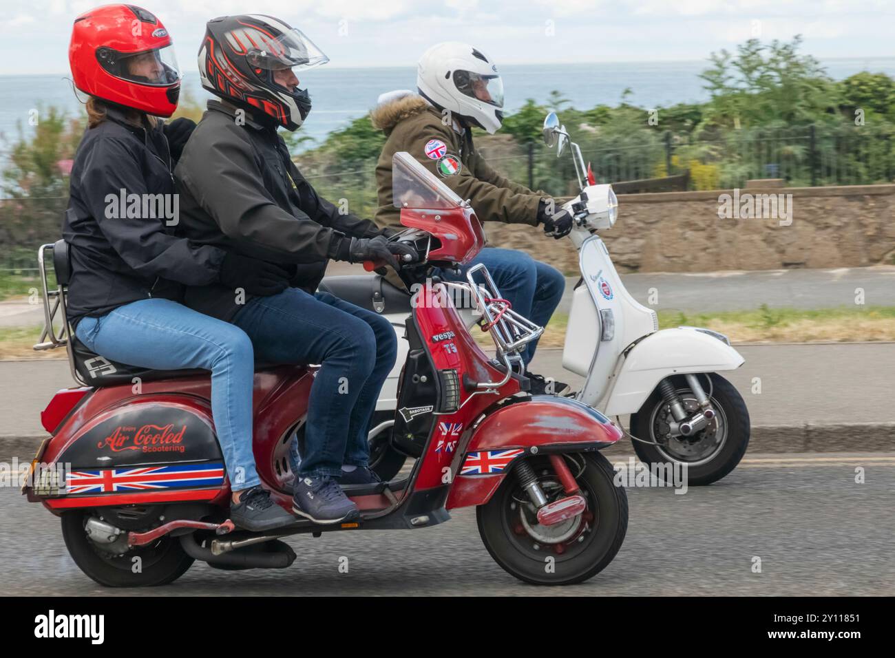 Angleterre, Kent, Margate, The Big 7 National Scooter Rally, couple Riding Vintage Scooter sur le front de mer de Margate Banque D'Images