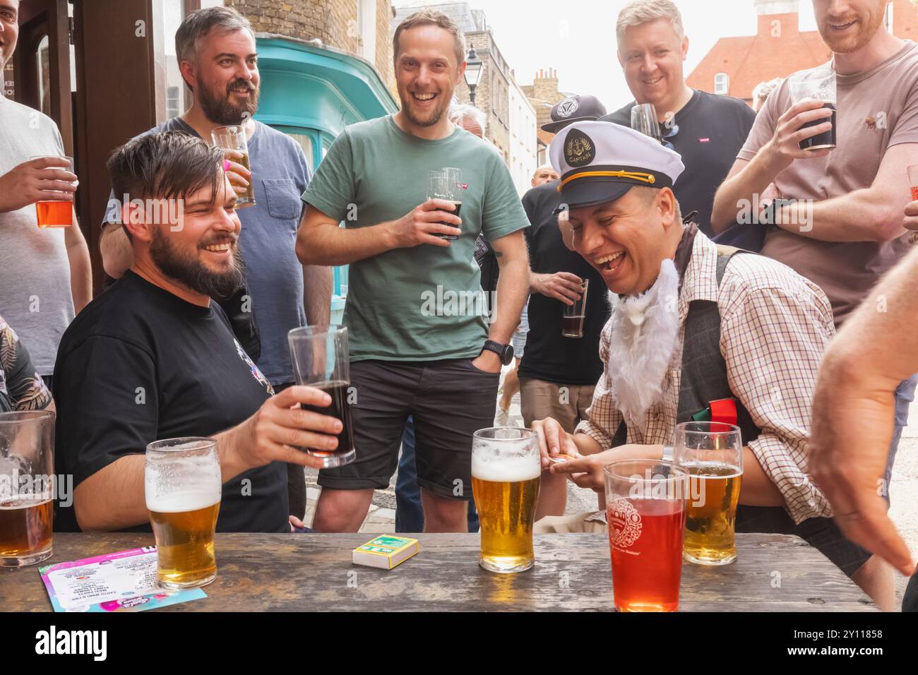 Angleterre, Kent, Margate, la vieille ville, Stag Party avec Happy Group of Young Men buvant de la bière Banque D'Images