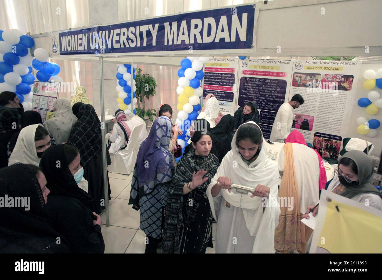 Les visiteurs s’intéressent vivement à un stand lors de la News Education Expo 2024 organisée par Private Media Group à Shiraz Arena à Peshawar le mercredi 4 septembre 2024. Crédit : Pakistan Press International (PPI)/Alamy Live News Banque D'Images