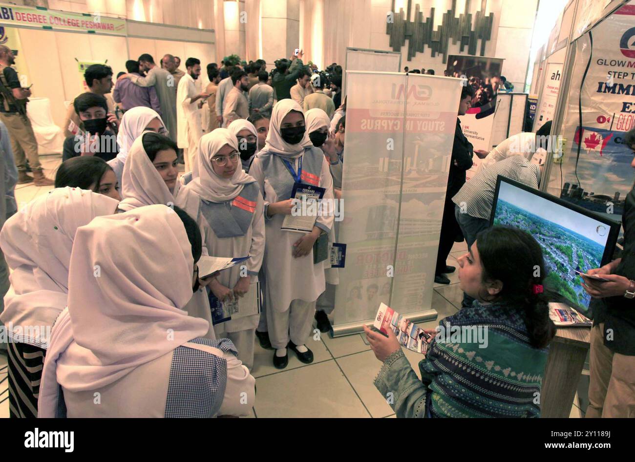 Les visiteurs s’intéressent vivement à un stand lors de la News Education Expo 2024 organisée par Private Media Group à Shiraz Arena à Peshawar le mercredi 4 septembre 2024. Crédit : Pakistan Press International (PPI)/Alamy Live News Banque D'Images