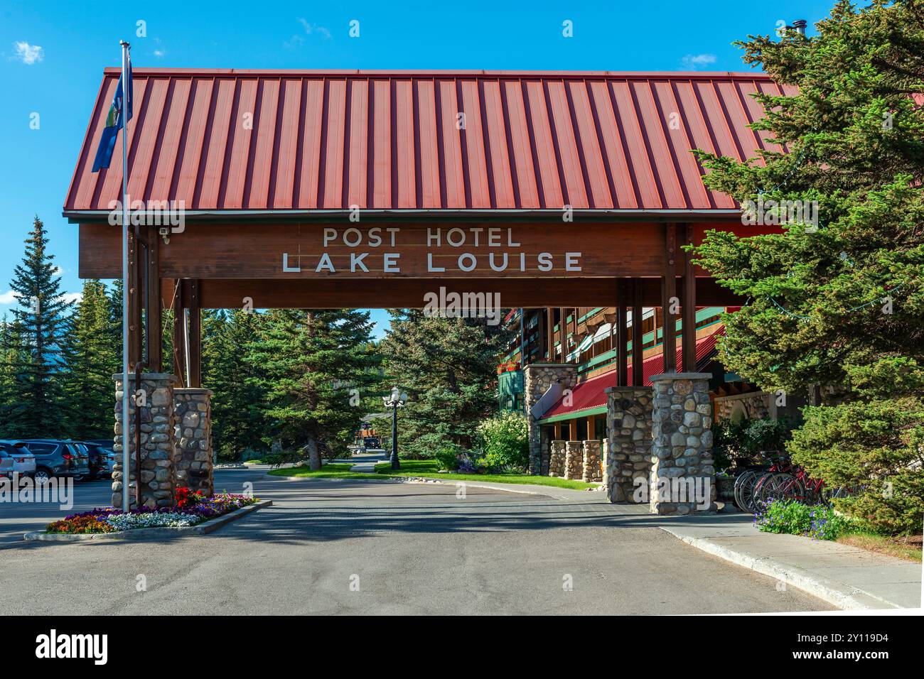 Entrée de luxe Post Hotel dans les Rocheuses canadiennes, Lake Louise, parc national Banff, Canada. Banque D'Images