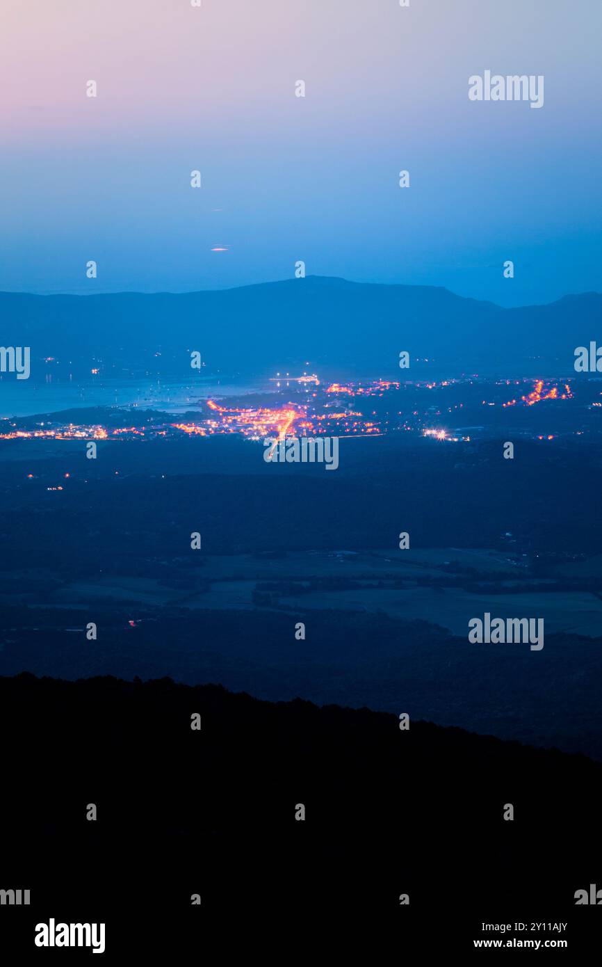 Vue nocturne depuis un point panoramique de L'Ospedale vers la baie et la ville de Porto Vecchio, Corse-du-Sud, Corse, France Banque D'Images