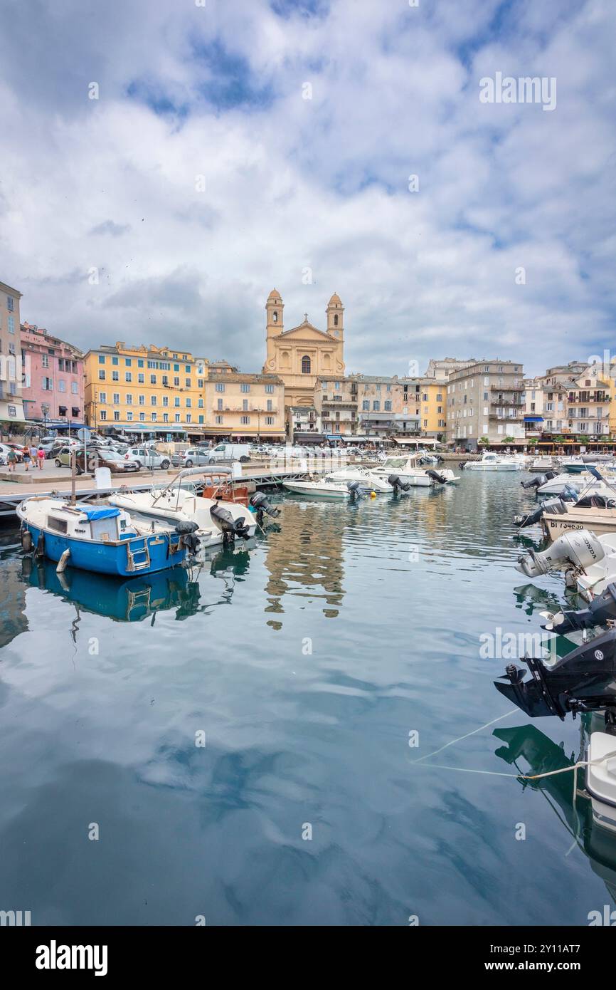 Vue sur les bâtiments surplombant le vieux port de Bastia, au centre l'église Saint Jean Baptiste. Bastia, haute-Corse, haute-Corse, France Banque D'Images