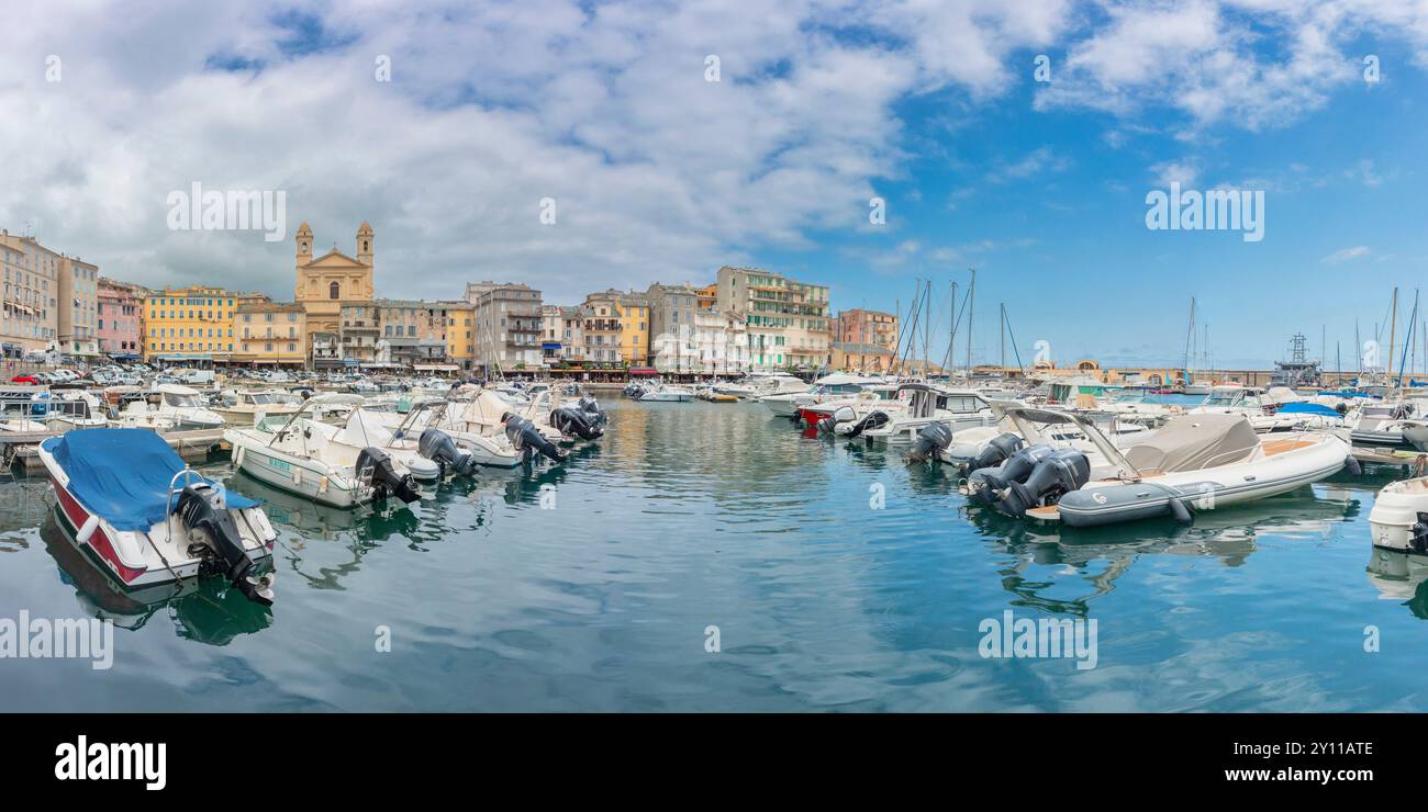 Vue panoramique sur les bâtiments surplombant le vieux port de Bastia avec l'église Saint Jean Baptiste. Bastia, haute-Corse, haute-Corse, France Banque D'Images