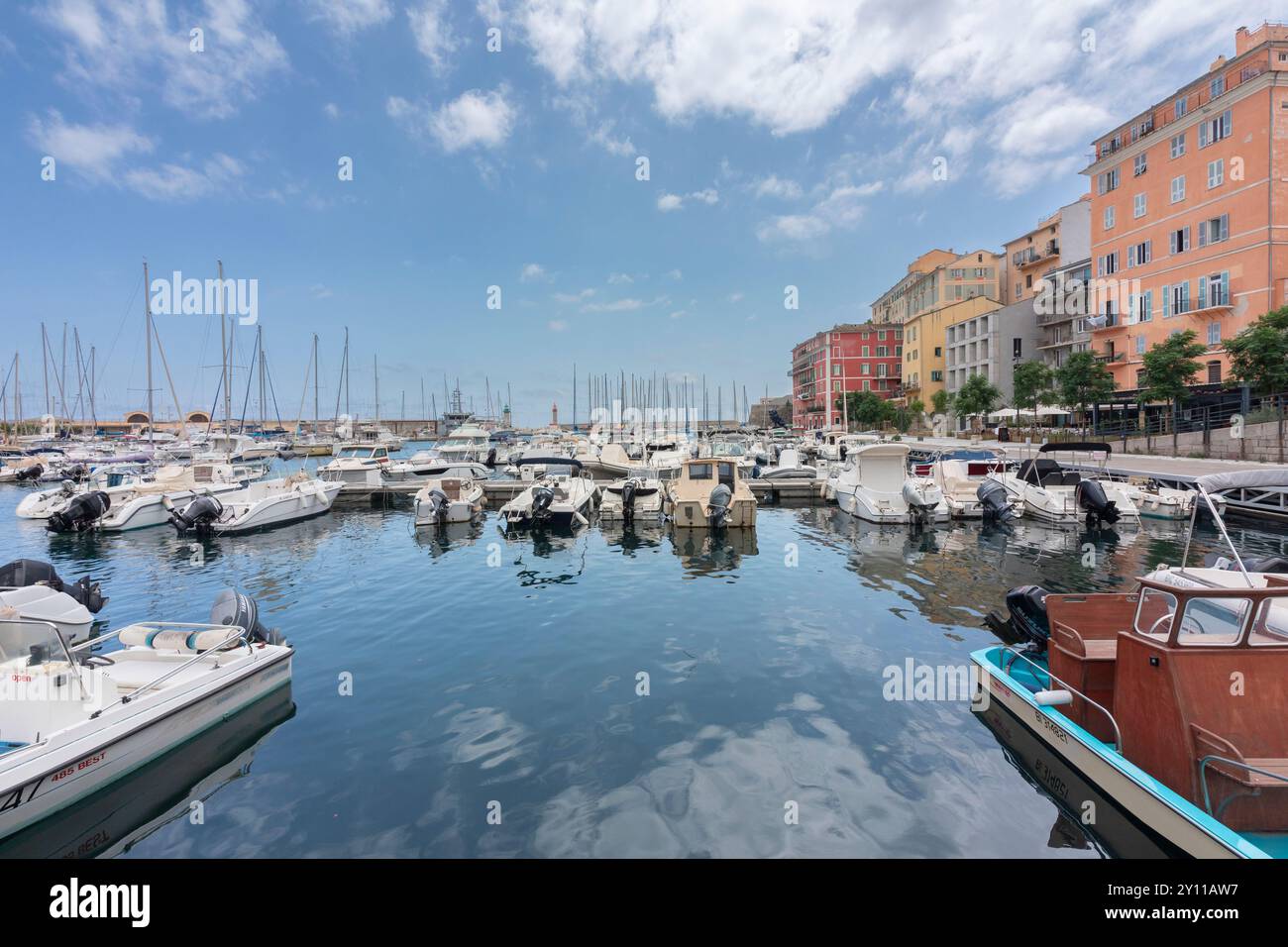 Vue sur les immeubles surplombant le vieux port de Bastia, haute-Corse, haute-Corse, France Banque D'Images