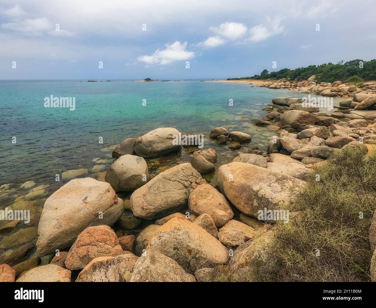 Plage de rochers et de sable dans la baie de Saint Cyprien, Lecci, Corse du Sud, France Banque D'Images