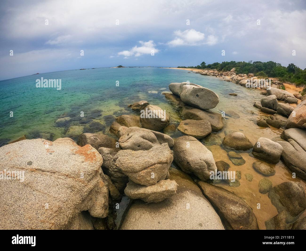 Plage de rochers et de sable dans la baie de Saint Cyprien, Lecci, Corse du Sud, France Banque D'Images