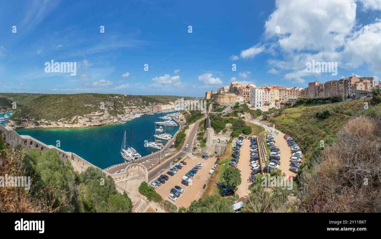 Bonifacio, la citadelle et le port avec de nombreux bateaux amarrés. Corse-du-Sud, Corse, France Banque D'Images