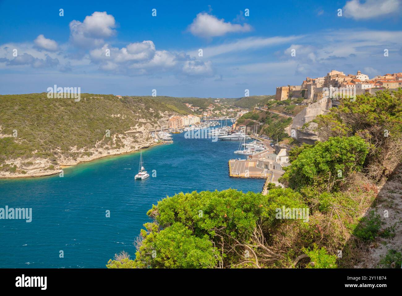 Bonifacio, la citadelle et le port avec de nombreux bateaux amarrés. Corse-du-Sud, Corse, France Banque D'Images