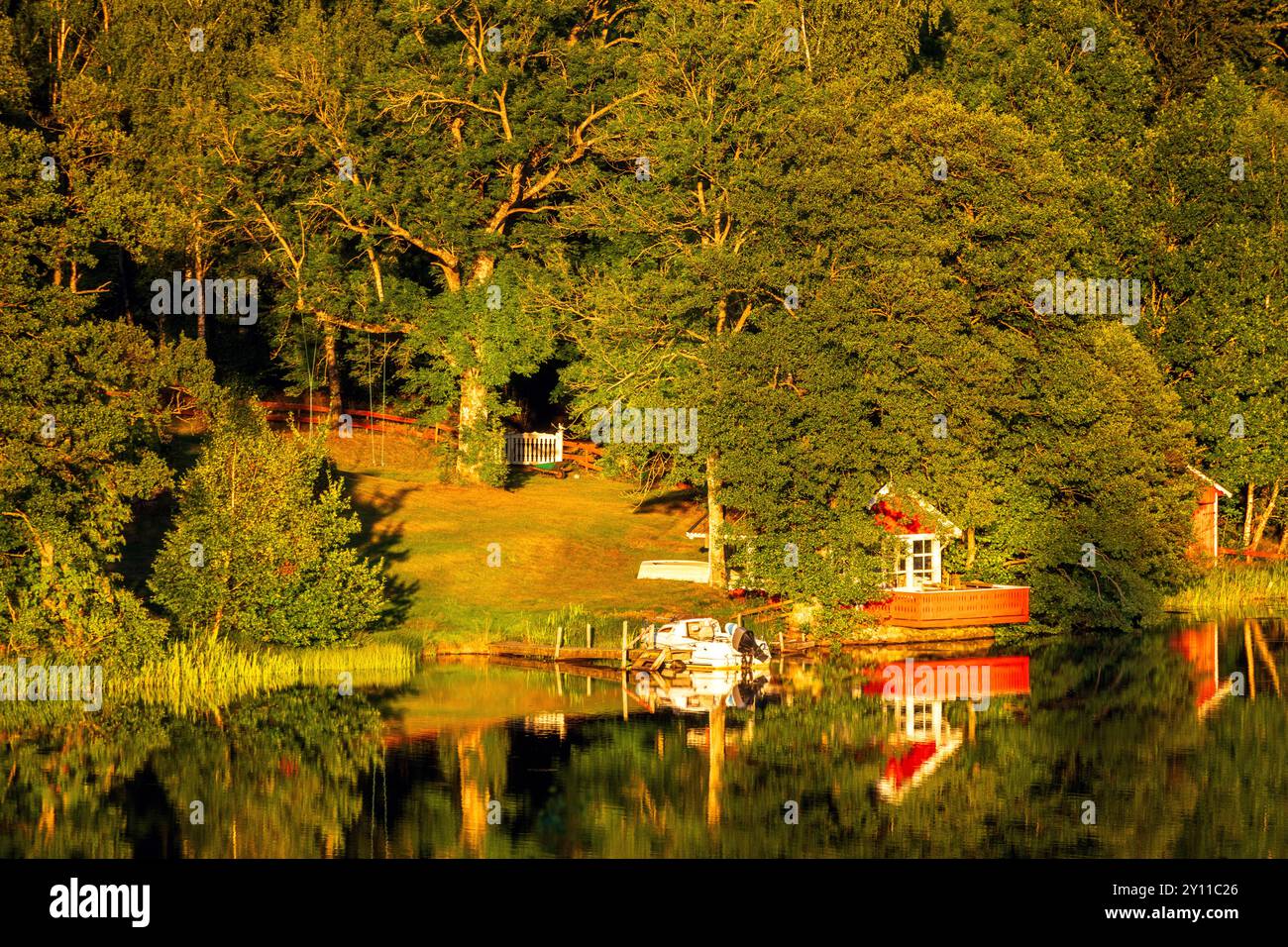Rivière, lac, réflexion, cabine, cabine, coucher de soleil, Suède, Europe Banque D'Images