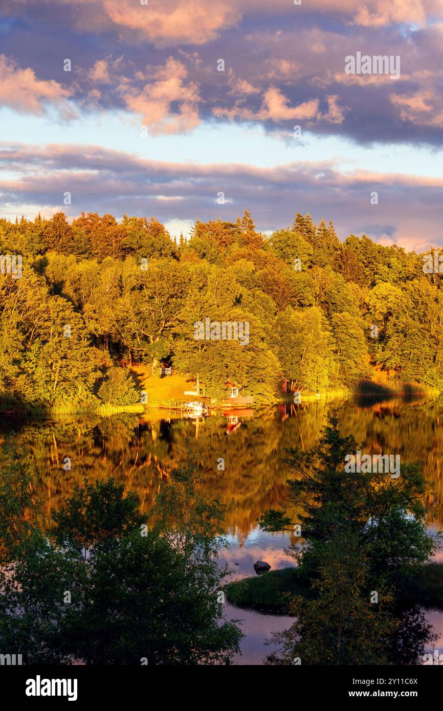 Rivière, lac, réflexion, cabine, cabine, coucher de soleil, Suède, Europe Banque D'Images