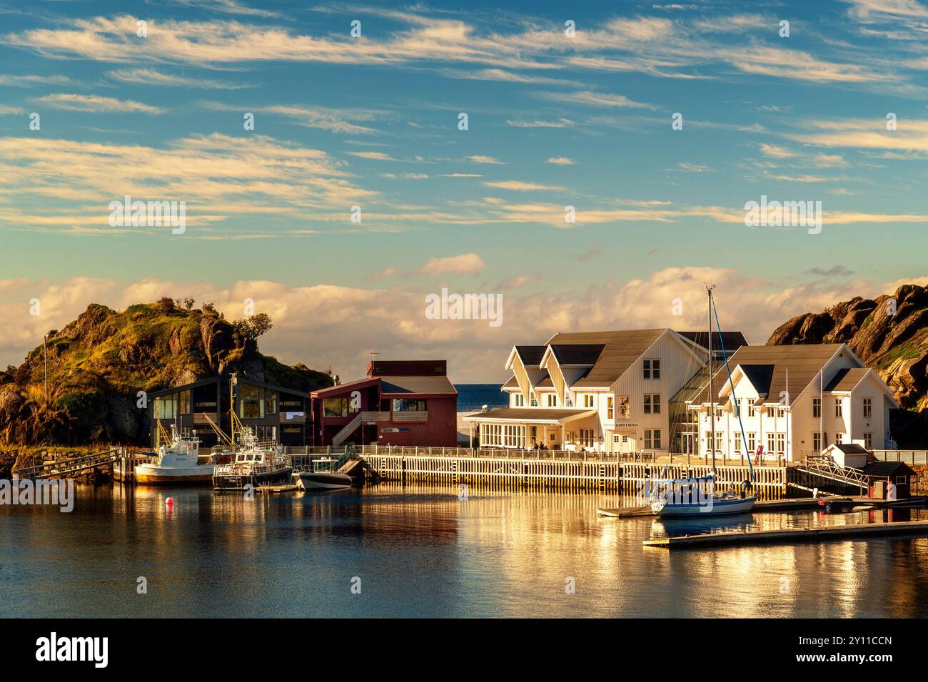 Été, île, port, jetée, bateaux, côte, Hamn, fjord, Senja, Skaland, Norvège, Europe Banque D'Images