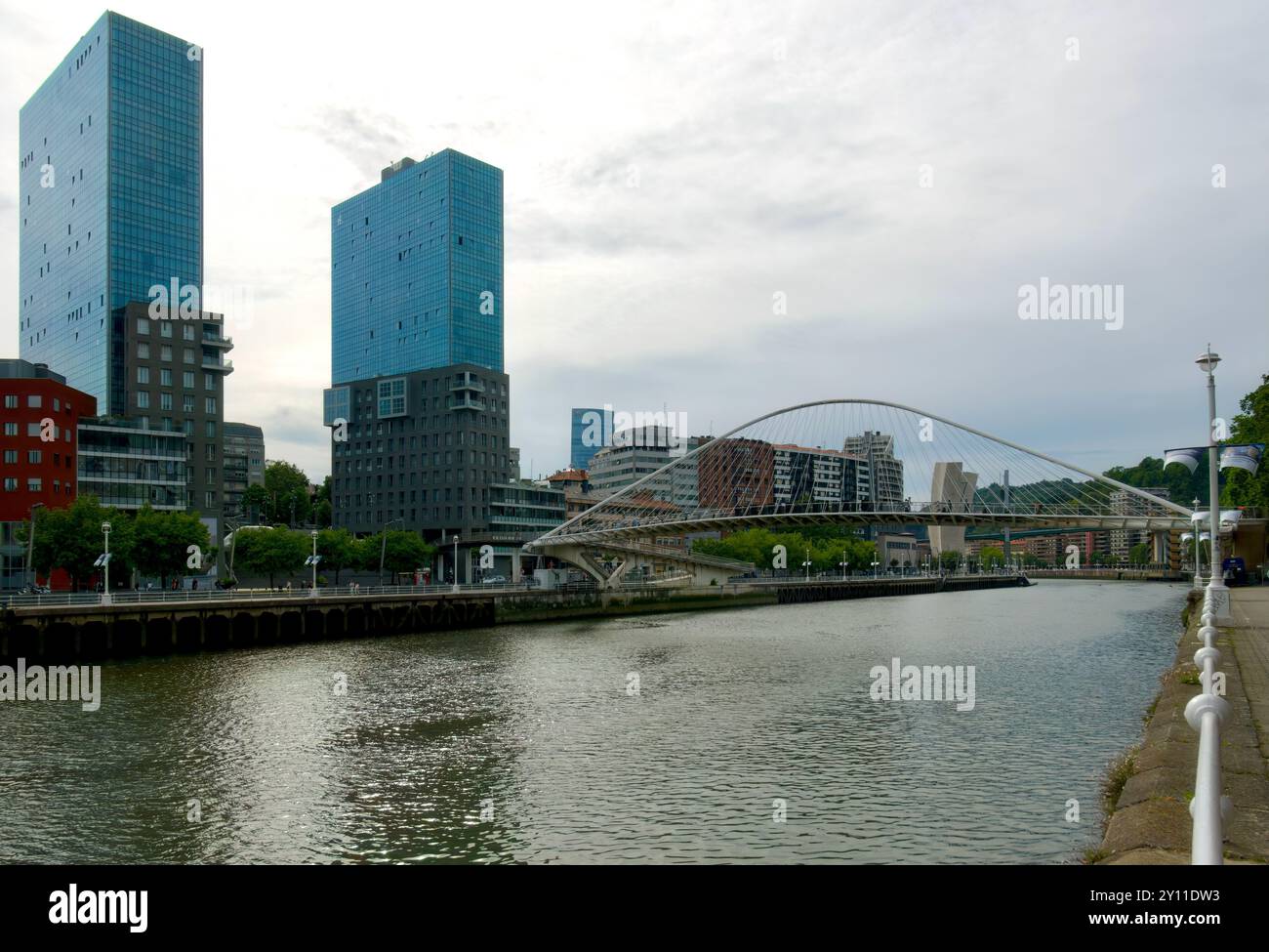 Les tours jumelles du complexe de la porte d'Isozaki et l'arche nouée Zubizuri passerelle sur la rivière Nerbiol Bilbao pays Basque Euskadi Espagne Banque D'Images