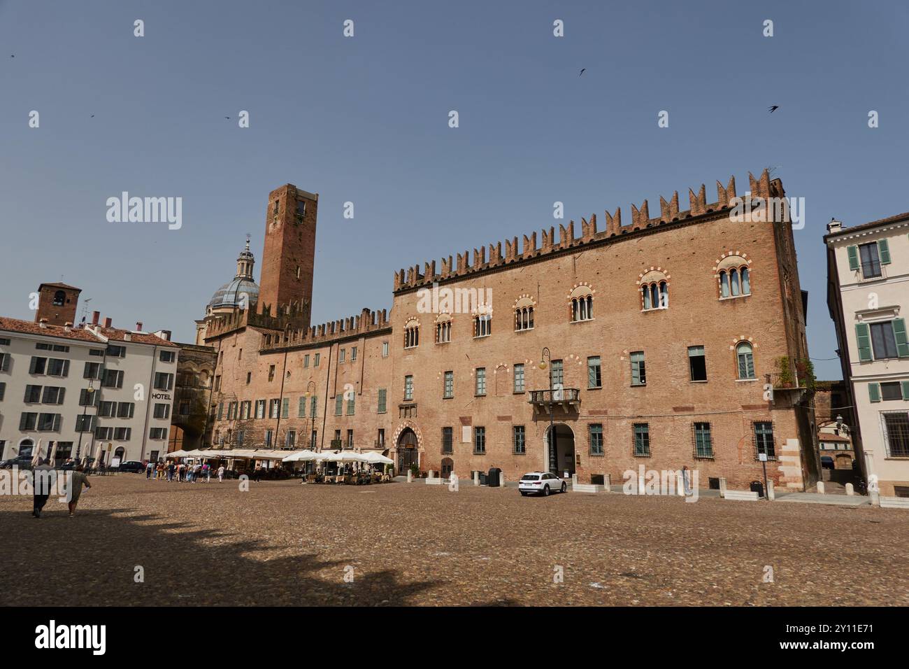 Mantoue, Italie - 19 juin 2024 - place Sordello (Piazza Sordello) avec la cathédrale Saint-Pierre, le palais épiscopal et le palais ducal (Palazzo Duca Banque D'Images