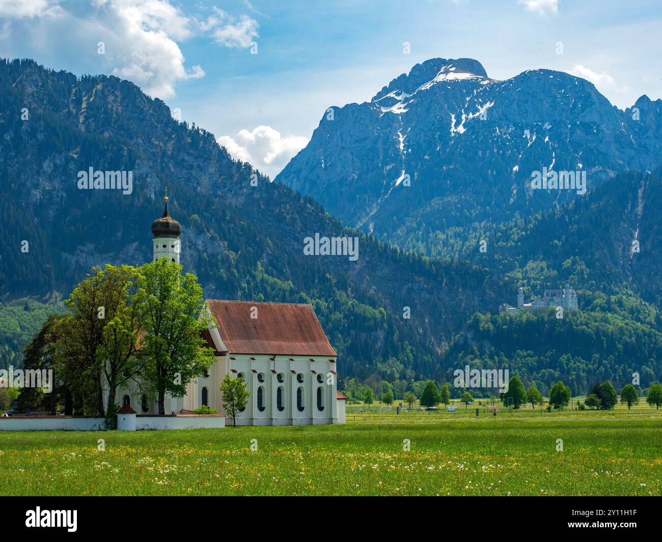Église baroque de pèlerinage de Säuling Coloman et château de Neuschwanstein en face du Füssen près de Schwangau près de Ostallgäu à, route romantique, Schwangau, Souabe, Alpes bavaroises, Allgäu, Souabe, montagnes de Tannheim, Bavière, Allemagne Banque D'Images