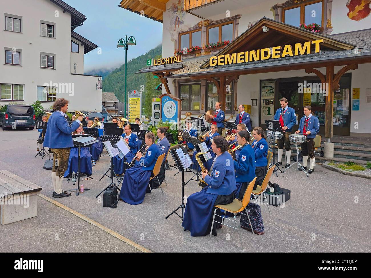 Orchestre de musique à la sérénade du dimanche à Holzgau, vallée du Lech, Ausserfern, Alpes de Lechtal, Tyrol, Autriche, chemin de randonnée longue distance E5, traversée alpine d'Oberstdorf à Merano Banque D'Images