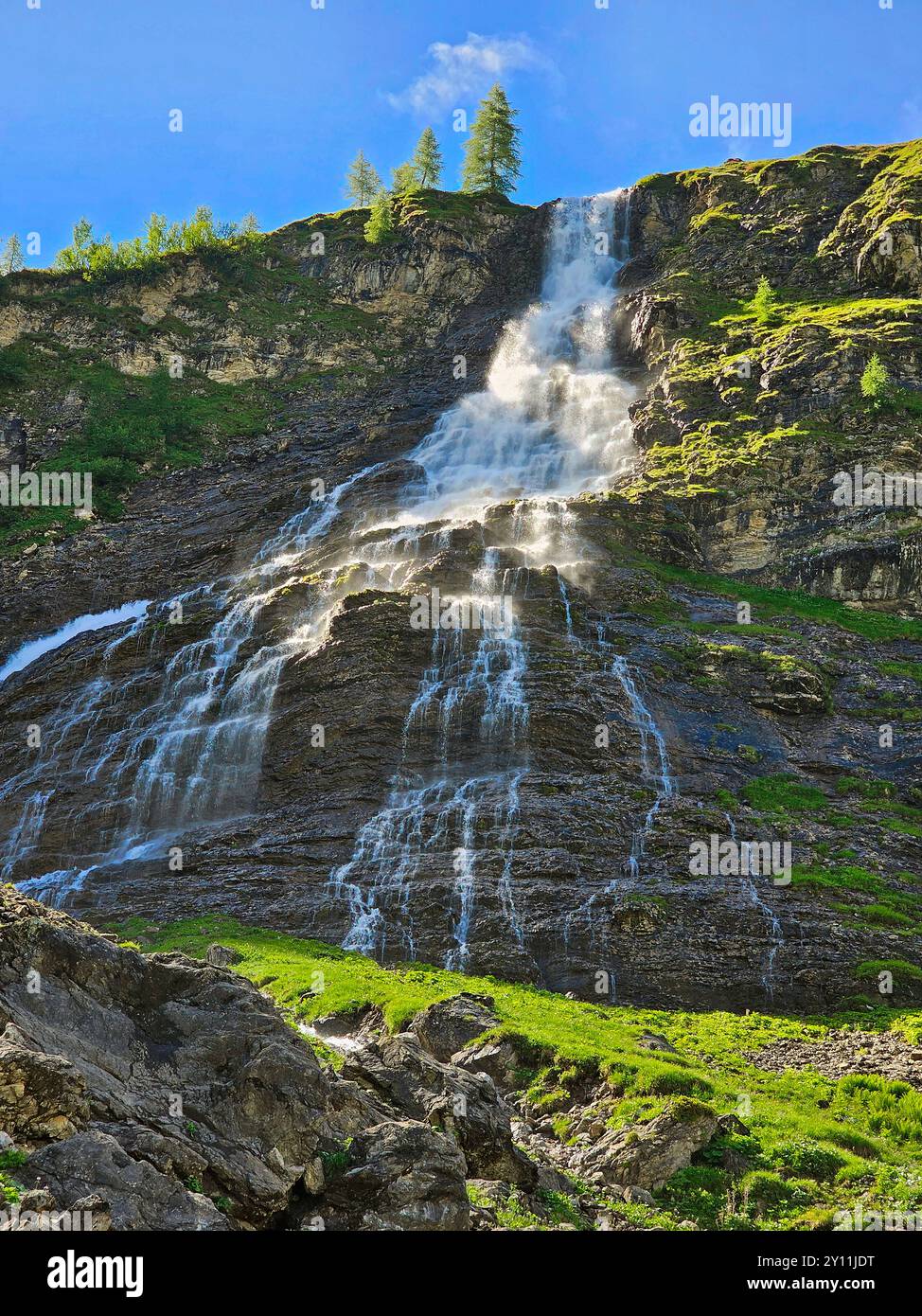 Cascade sur l'ascension de Madau à Memminger Hütte (2242m), Alpes de Lechtal, Tyrol, Autriche, sentier de randonnée longue distance E5, traversée alpine d'Oberstdorf à Merano Banque D'Images