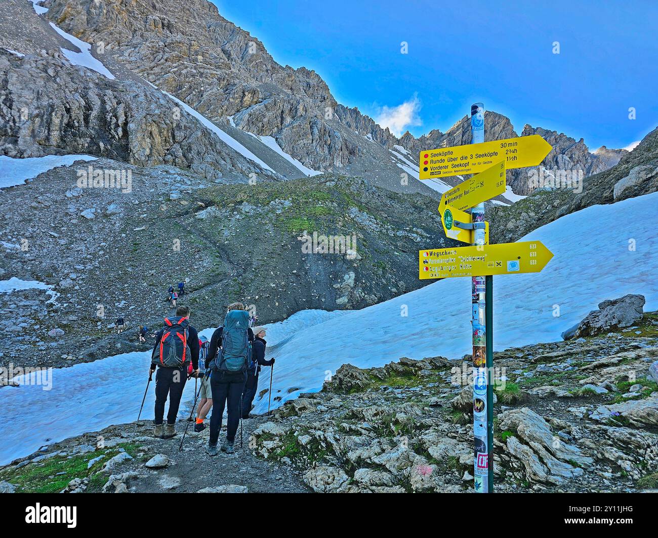 Groupe de randonnée escalade du Memminger Hütte (2242m) à la Seescharte (2599m), Alpes de Lechtal, Tyrol, Autriche, sentier de randonnée longue distance E5, traversée alpine d'Oberstdorf à Merano Banque D'Images