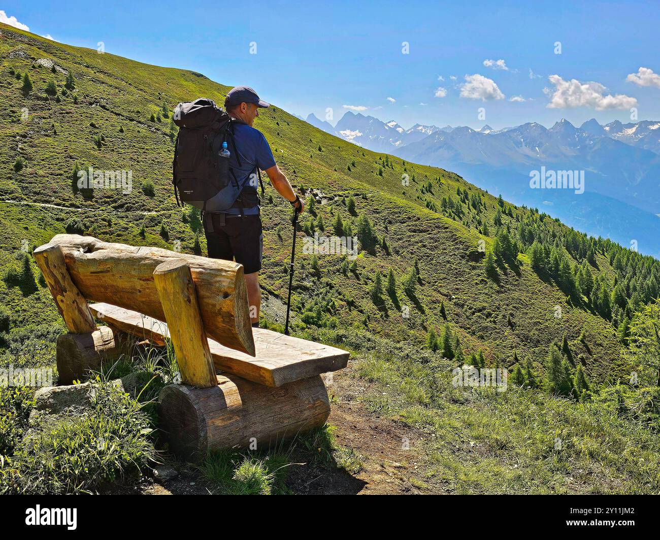 Randonneurs sur le sentier panoramique de Krahberg via Zams à Wenns, Pitztal, Tyrol, Autriche, sentier de randonnée longue distance E5, traversée alpine d'Oberstdorf à Meran Banque D'Images