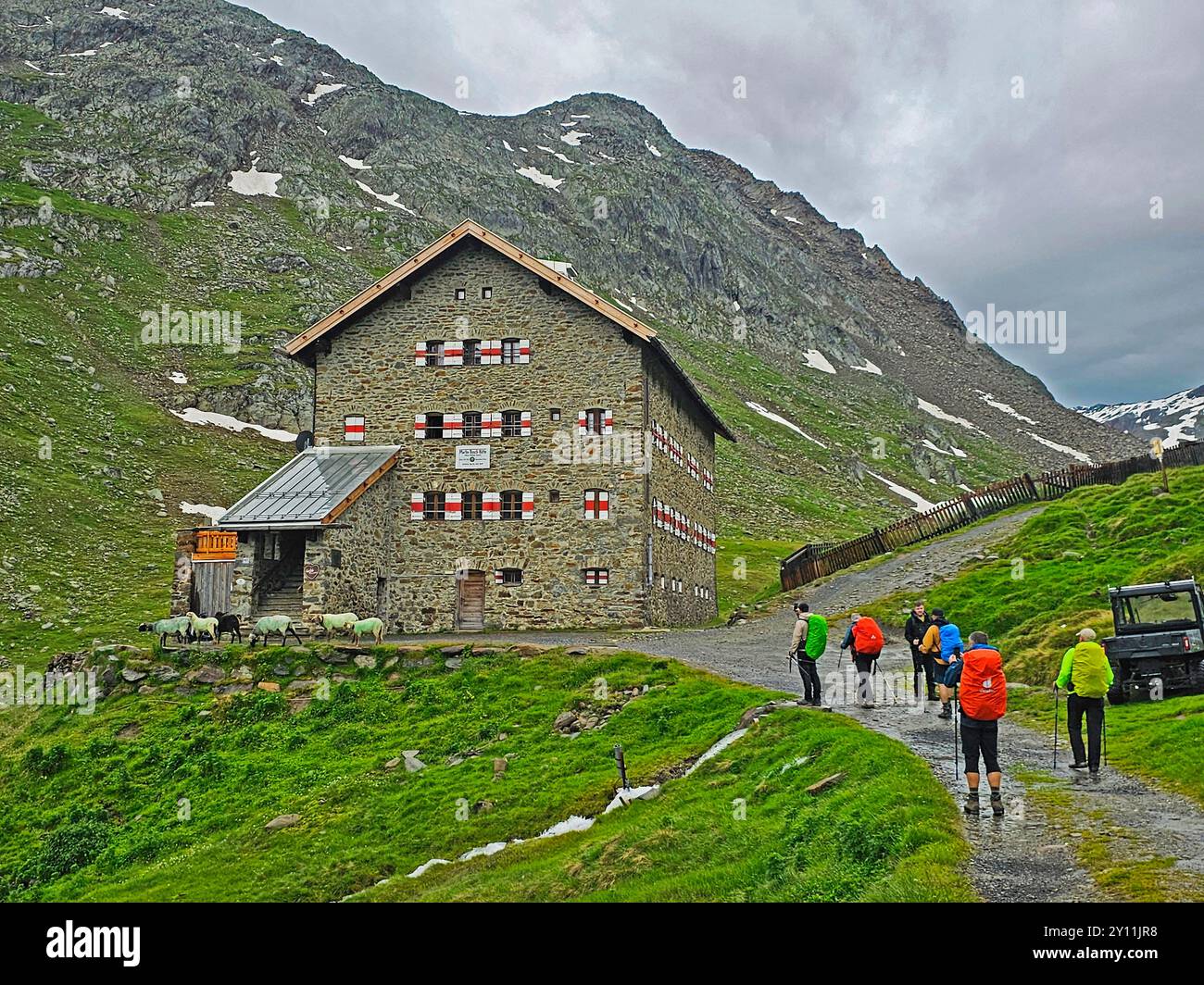 Randonneurs au Martin-Busch-Hütte (2501m) près de vent, Tyrol, Autriche, Alpes de Ötztal, sentier de randonnée longue distance E5, traversée alpine d'Oberstdorf à Meran Banque D'Images