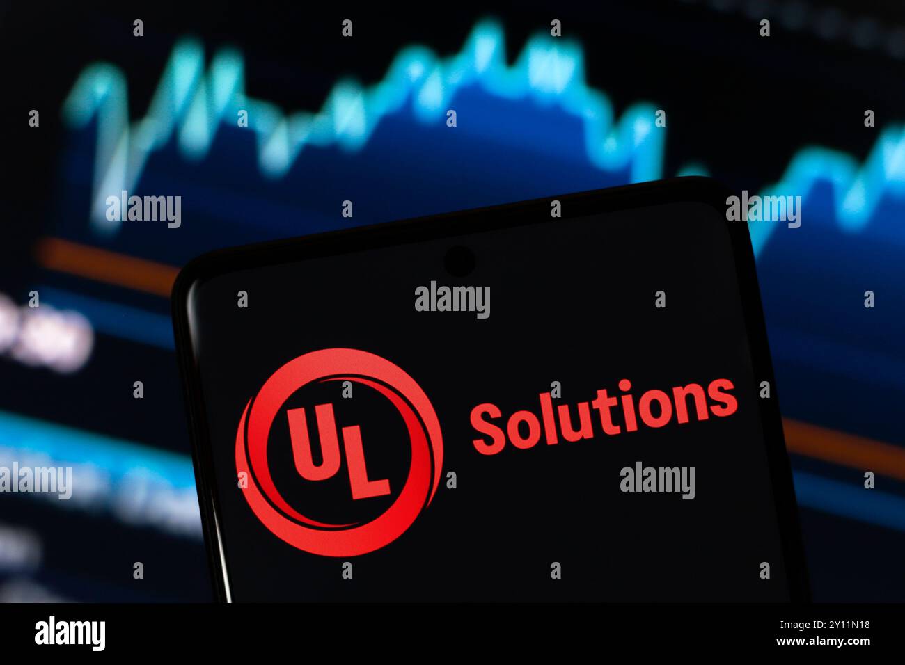 Dans cette illustration photo, le logo UL solutions (Underwriters Laboratories) est affiché sur un écran de smartphone. Banque D'Images
