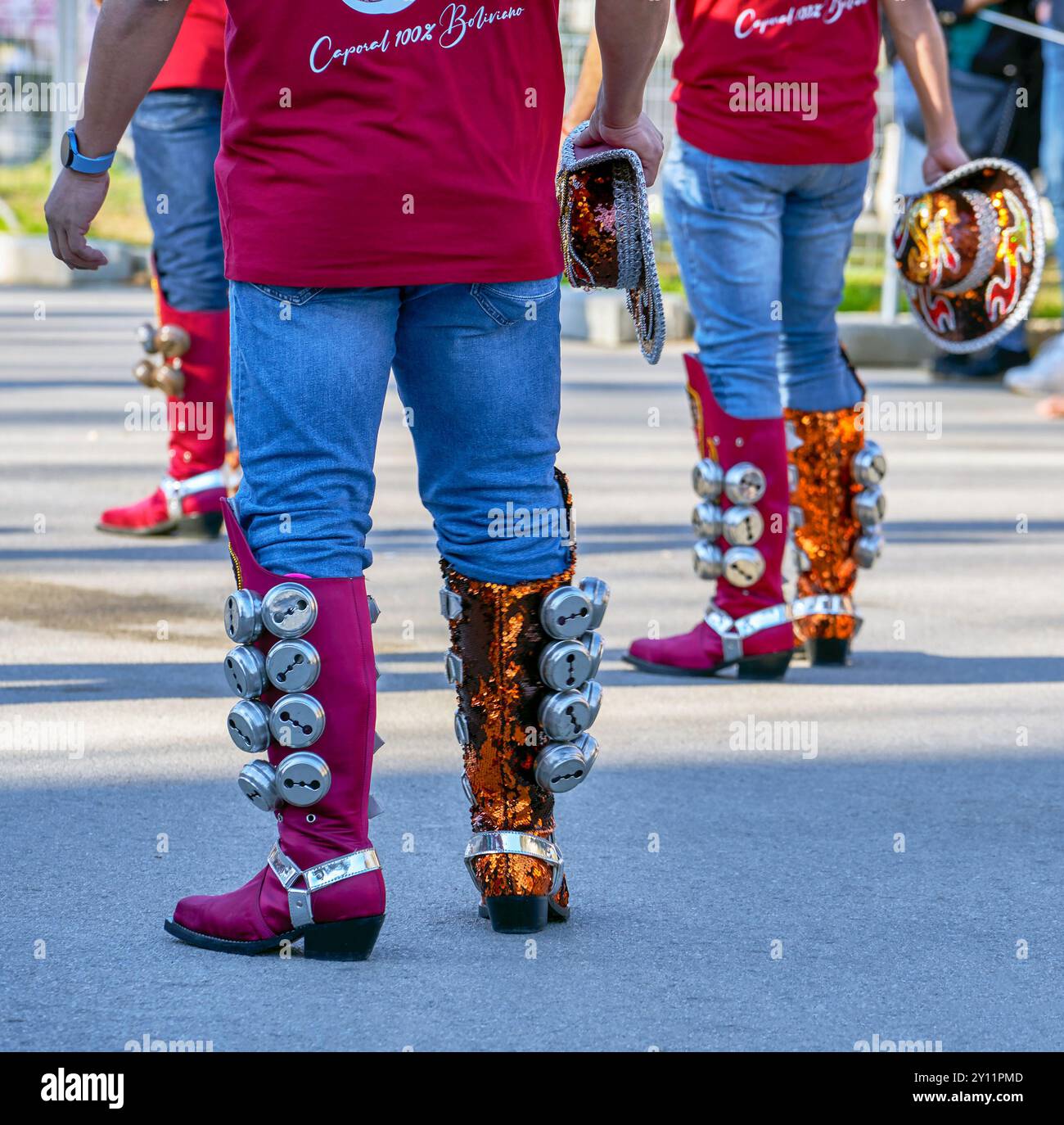 Participants au carnaval du folklore bolivien dans le centre-ville de Barcelone, Espagne Banque D'Images