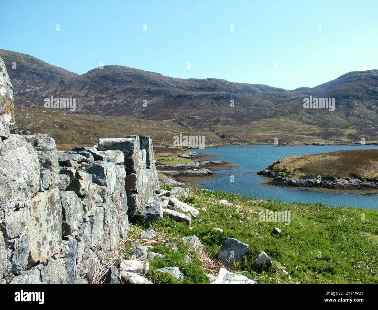 Ruines d'un croft en pierre avec une vue splendide sur une entrée de la mer sur la côte est de l'île de Lewis dans les Hébrides extérieures sur une source lumineuse d Banque D'Images