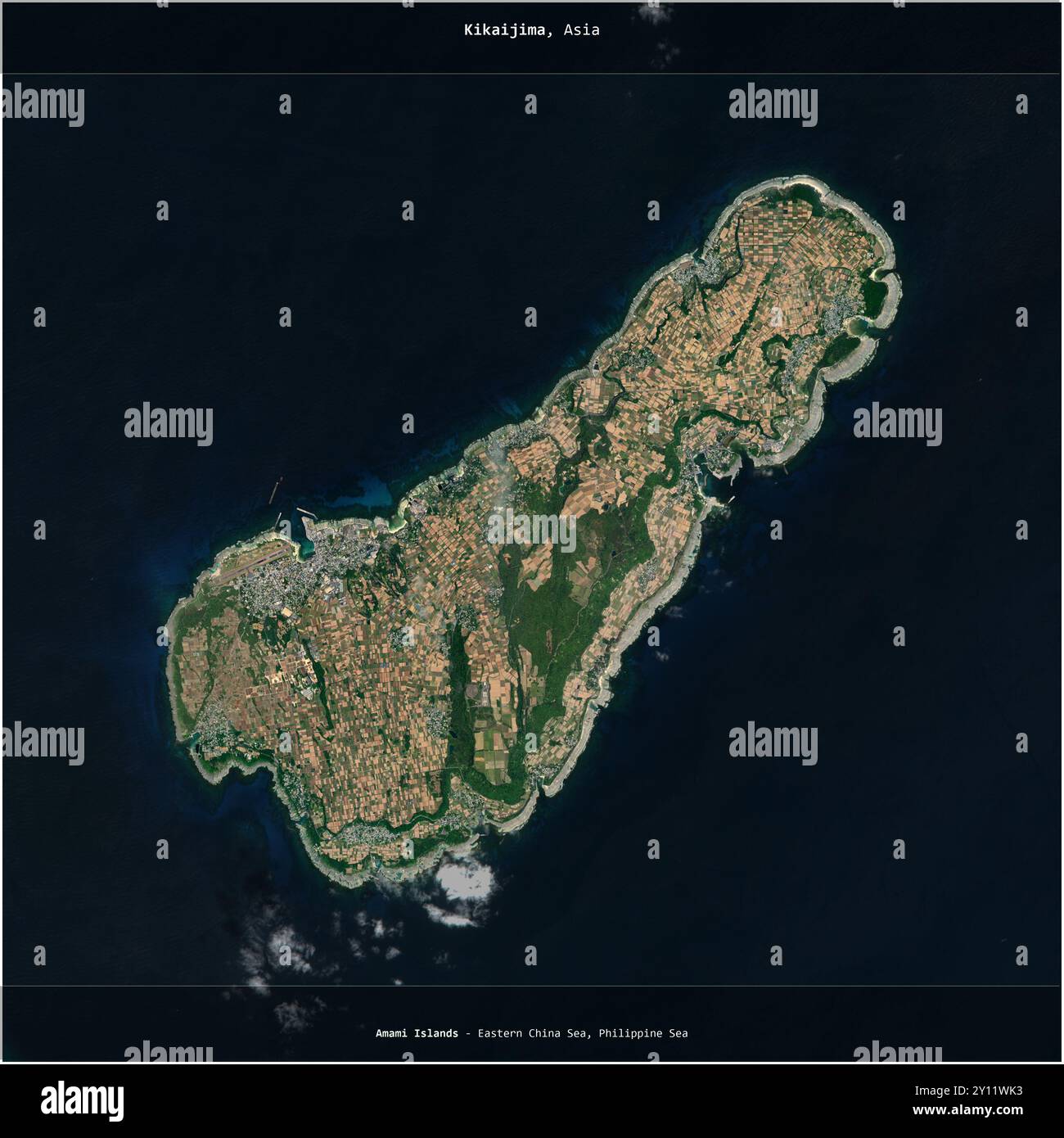 Kikaijima dans la mer des Philippines, appartenant au Japon, recadrée au carré sur une image satellite prise le 18 octobre 2023 Banque D'Images