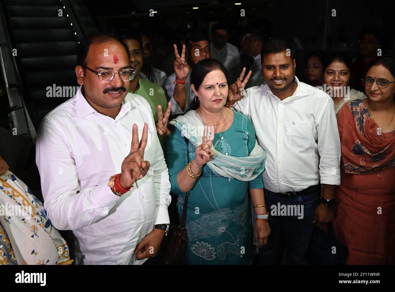 New Delhi, Inde. 04th Sep, 2024. NEW DELHI, INDE - 4 SEPTEMBRE : les membres élus du comité de quartier MCD et du comité permanent de l'AAP dans la zone Sud montrent la victoire après avoir été élus au Civic Center le 4 septembre 2024 à New Delhi, en Inde. (Photo de Sanchit Khanna/Hindustan Times/Sipa USA) crédit : Sipa USA/Alamy Live News Banque D'Images