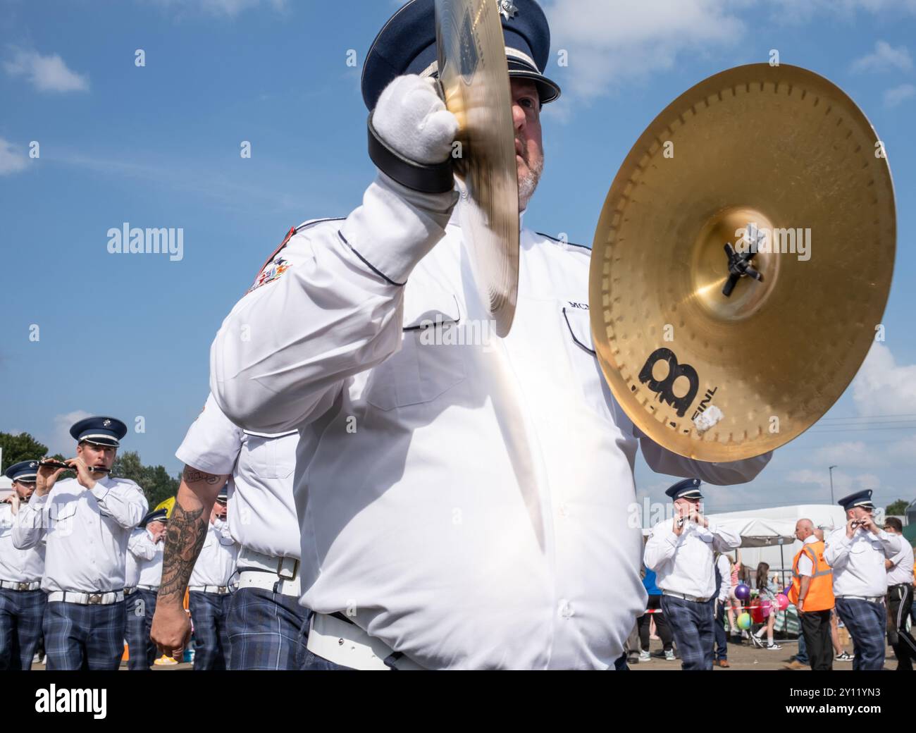 Membre d'un groupe de flûtes loyalistes jouant des cymbales arrivant à Ballee lors du défilé annuel de la Royal Black institution. Ballymena, Royaume-Uni - 31 août 2024. Banque D'Images