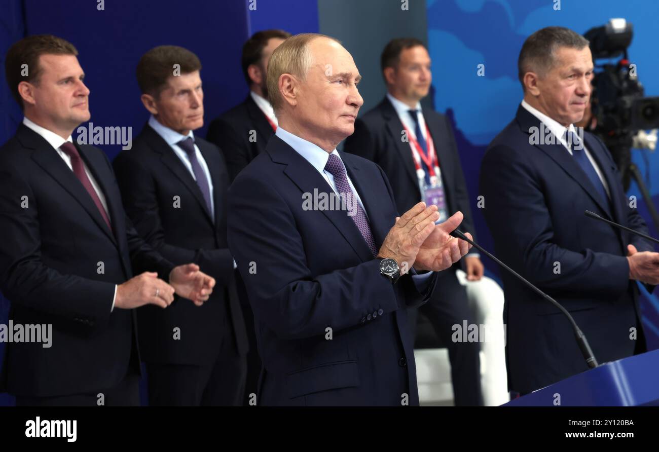 Vladivostok, Russie. 04th Sep, 2024. Le président russe Vladimir Poutine, au centre, assiste à l'ouverture à distance de plusieurs usines de fabrication aux côtés du vice-premier ministre Youri Trutnev, à droite, et de l'extrême-Orient russe et du ministre du développement de l'Arctique Alexei Tchekunkov, à gauche, le 4 septembre 2024 à Vladivostok, en Russie. Crédit : Vyacheslav Prokofyev/Kremlin Pool/Alamy Live News Banque D'Images