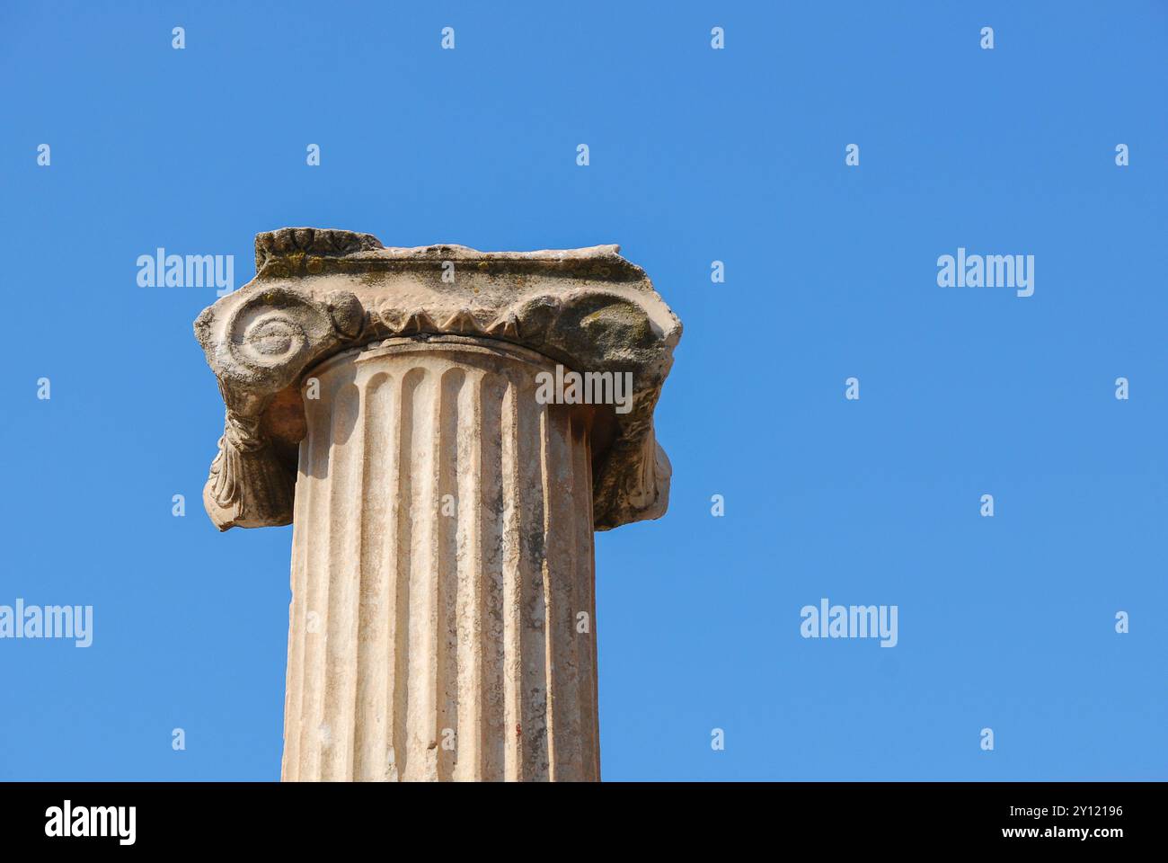 Izmir, Turquie. Colonne gréco-romaine de la ville historique antique d'Ephèse avec le ciel bleu en arrière-plan. Site archéologique de Selcuk. Banque D'Images