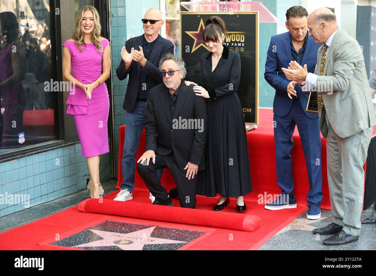 Sarah Zurell, Michael Keaton, Tim Burton, Winona Ryder, Gast und Steve Nissen BEI der Zeremonie zur Verleihung von einem Stern et Tim Burton auf dem Hollywood Walk of Fame. Los Angeles, 03.09.2024 Banque D'Images