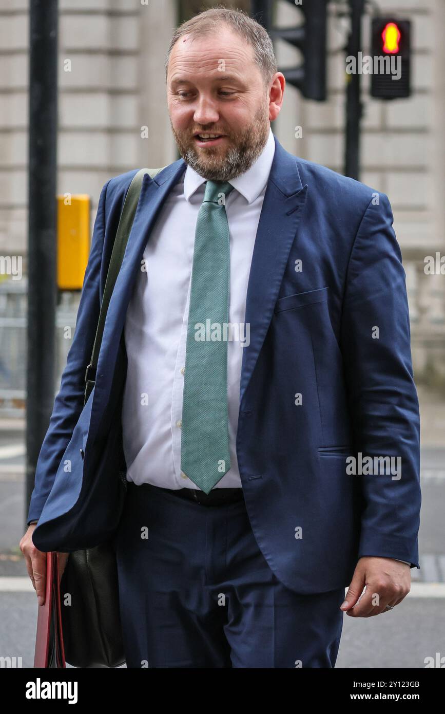 Londres, Royaume-Uni. 04th Sep, 2024. Ian Murray (au milieu), secrétaire d'État pour l'Écosse, député travailliste d'Édimbourg-Sud, marche sur Whitehall avec ses collègues cet après-midi. Crédit : Imageplotter/Alamy Live News Banque D'Images