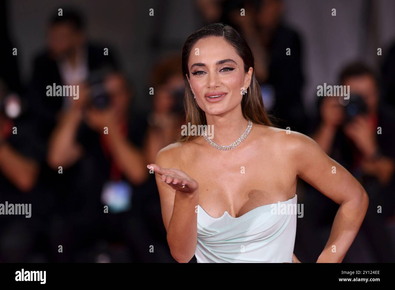 Denise Capezza poses for photographers upon arrival for the premiere of the film 'Diva Futura' during the 81st edition of the Venice Film Festival in Venice, Italy, on Wednesday, Sept. 4, 2024. (Photo by Vianney Le Caer/Invision/AP) Banque D'Images