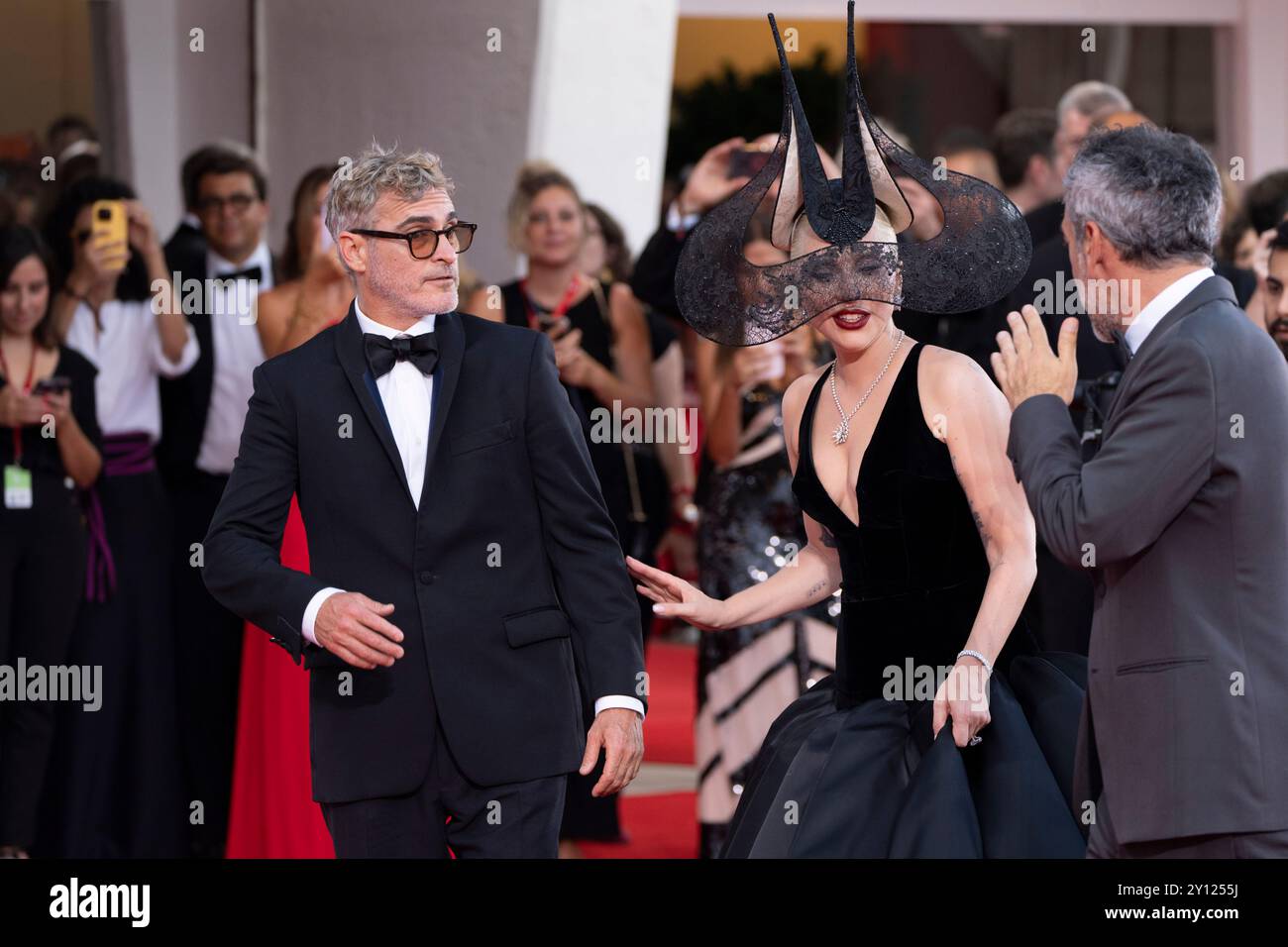 Lido di Venezia, Italie, 04 septembre 2024 - Lady Gaga avec Joaquin Phoenix et Todd Philips assiste au tapis rouge pour le film 'Joker : folie à deux' au 81° Venice film Festival. Crédits : Luigi de Pompeis / Alamy Live News Banque D'Images