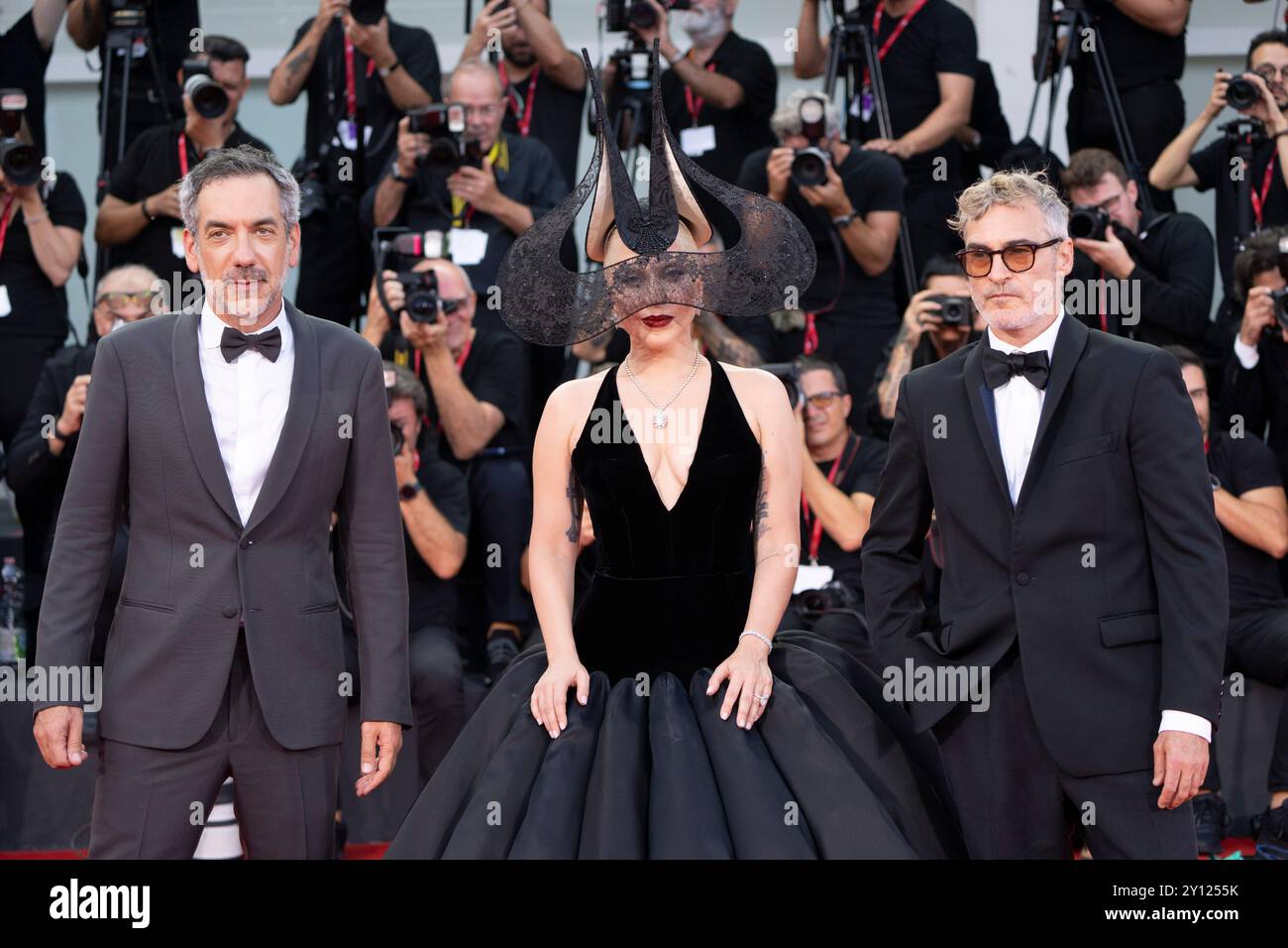 Lido di Venezia, Italie, 04 septembre 2024 - Lady Gaga avec Joaquin Phoenix et Todd Philips assiste au tapis rouge pour le film 'Joker : folie à deux' au 81° Venice film Festival. Crédits : Luigi de Pompeis / Alamy Live News Banque D'Images