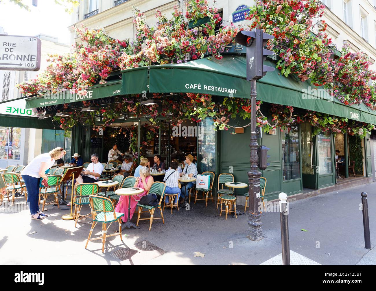 DUKE est le bar-restaurant français traditionnel situé sur le boulevard Voltaire à l'angle de la rue Charonne dans le 11ème arrondissement animé de Paris. Banque D'Images