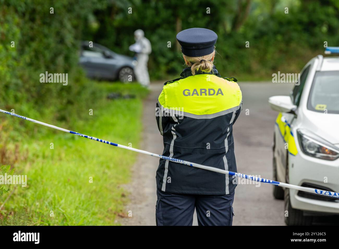 Fermeture d'une route de Garda sur une scène de crime à West Cork, Irlande. Banque D'Images