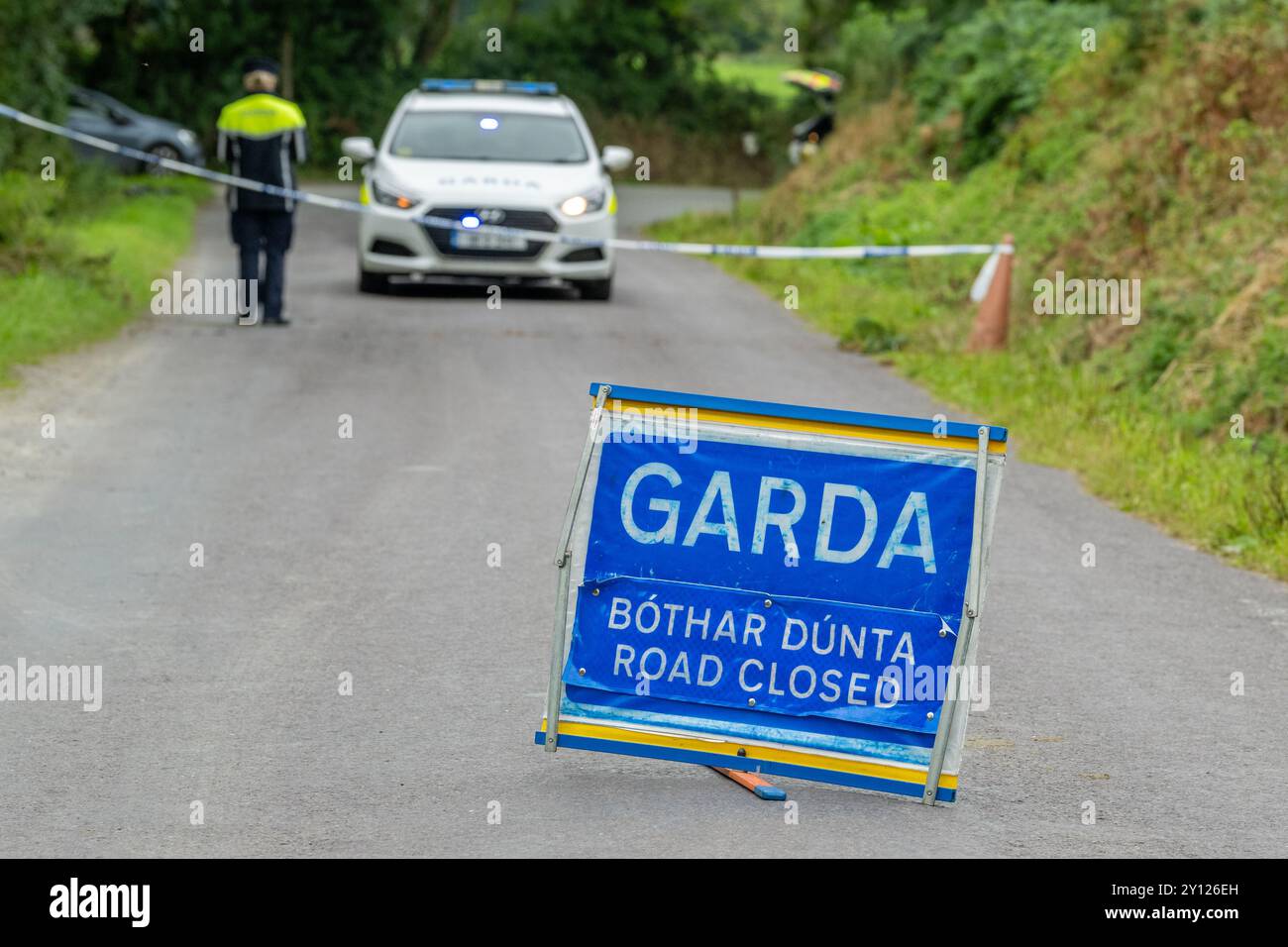 Fermeture d'une route de Garda sur une scène de crime à West Cork, Irlande. Banque D'Images