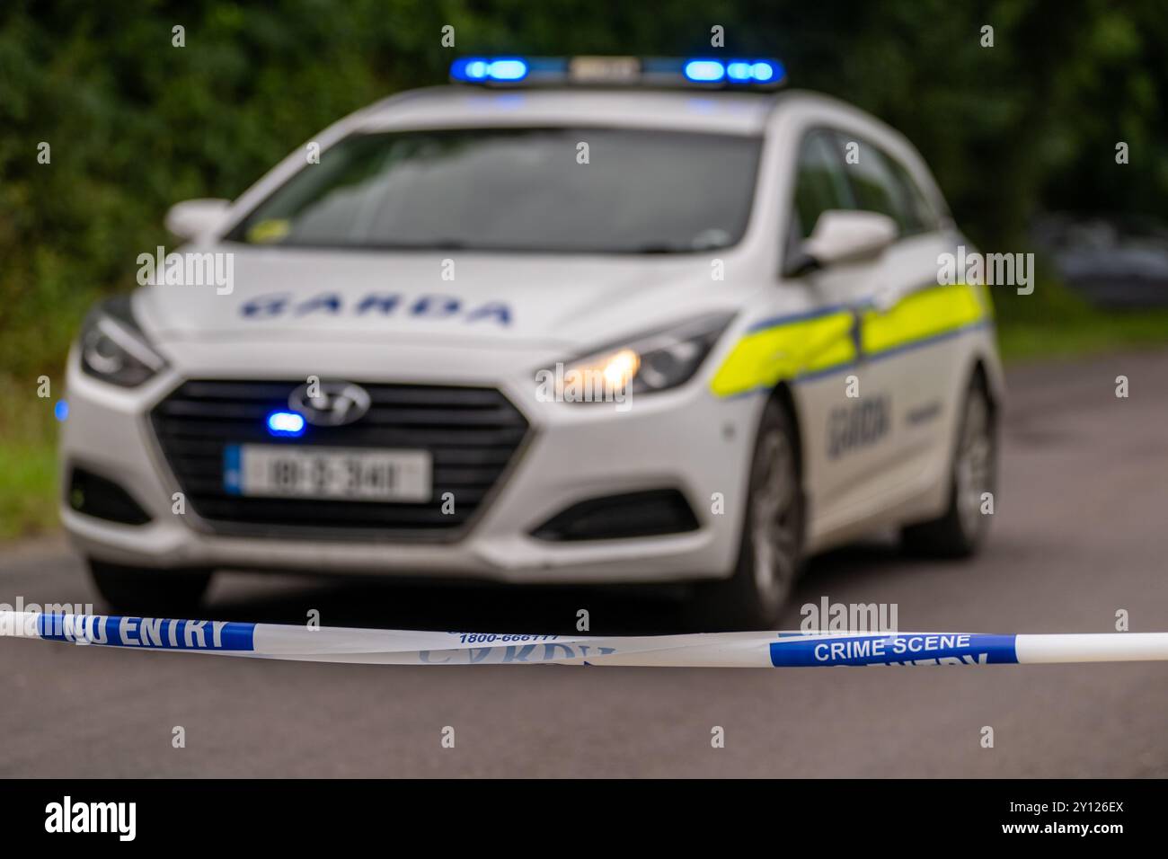 Fermeture d'une route de Garda sur une scène de crime à West Cork, Irlande. Banque D'Images