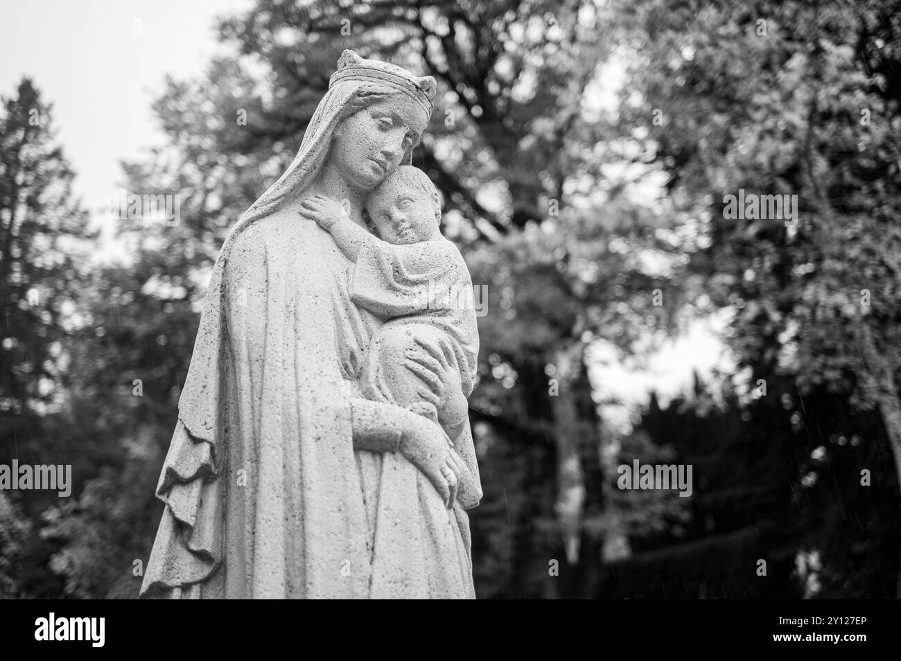 Statue de la Vierge Marie avec l'enfant Jésus dans le parc du monastère bénédictin de Clervaux, Luxembourg. Banque D'Images