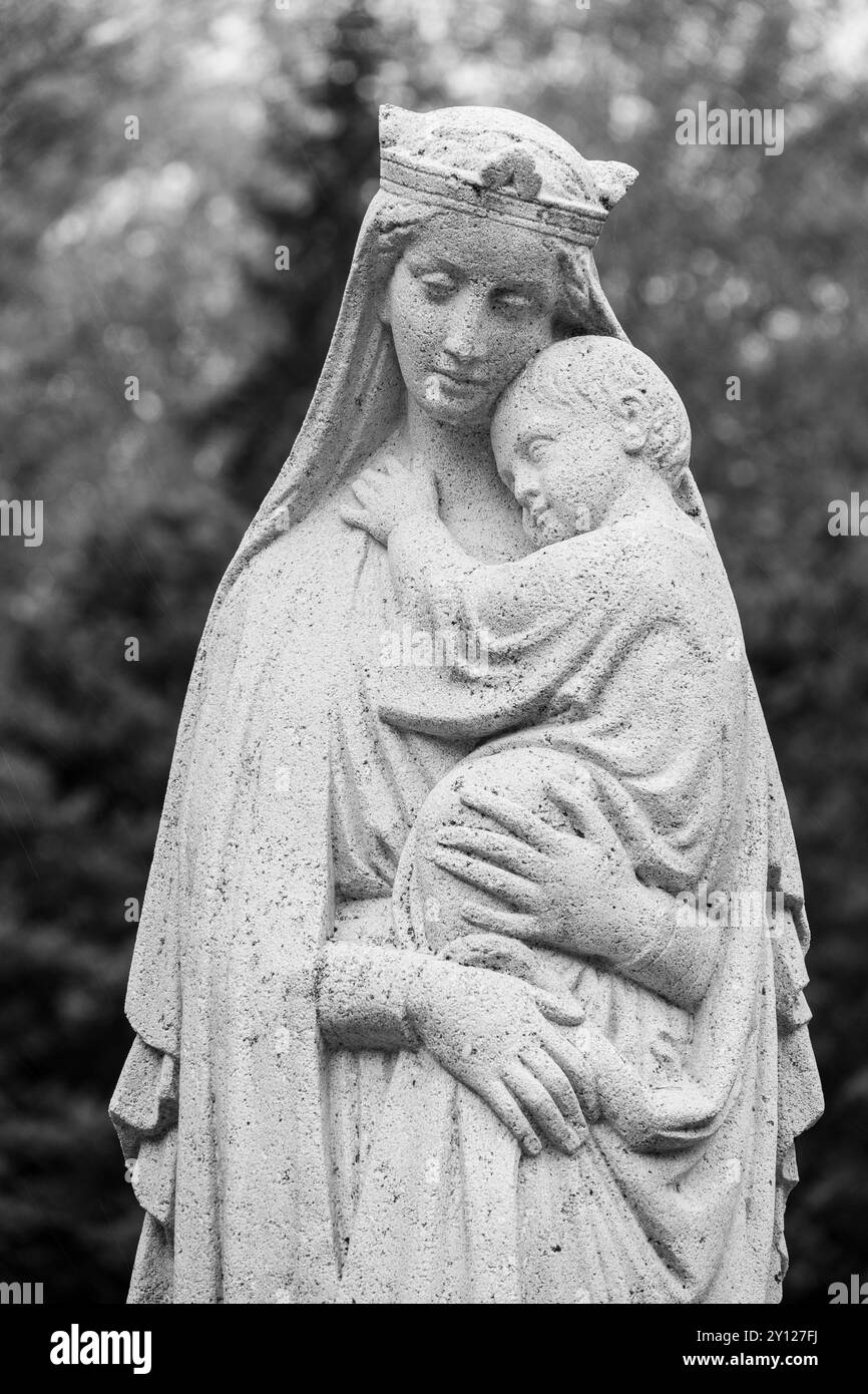 Statue de la Vierge Marie avec l'enfant Jésus dans le parc du monastère bénédictin de Clervaux, Luxembourg. Banque D'Images