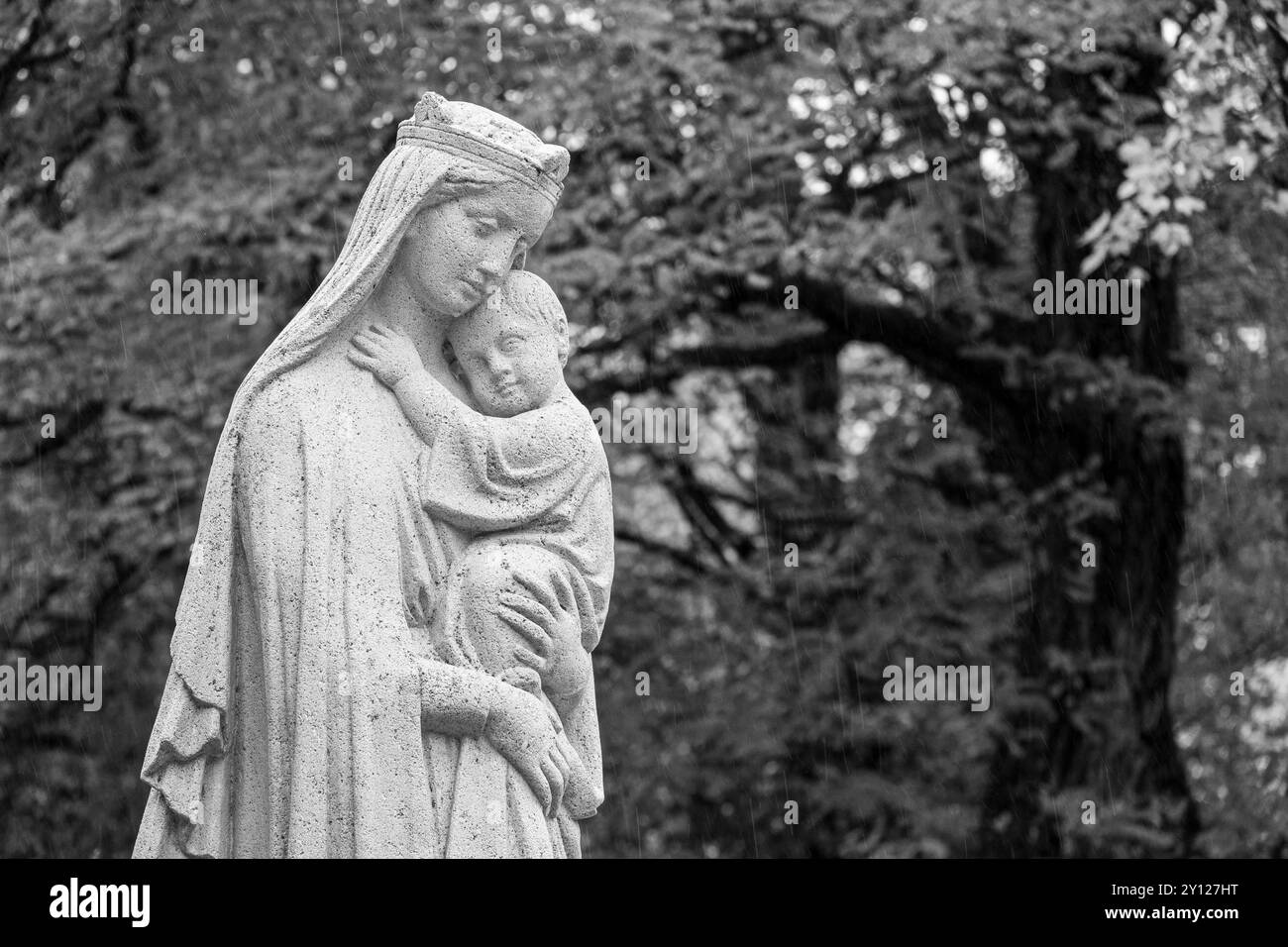 Statue de la Vierge Marie avec l'enfant Jésus dans le parc du monastère bénédictin de Clervaux, Luxembourg. Banque D'Images