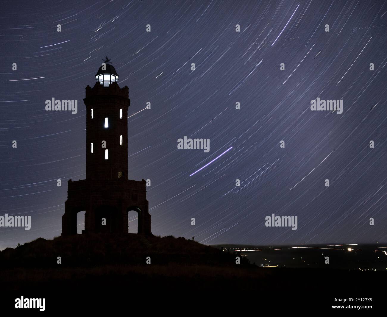 Photo de nuit de Darwen Tower avec Star Trails Banque D'Images