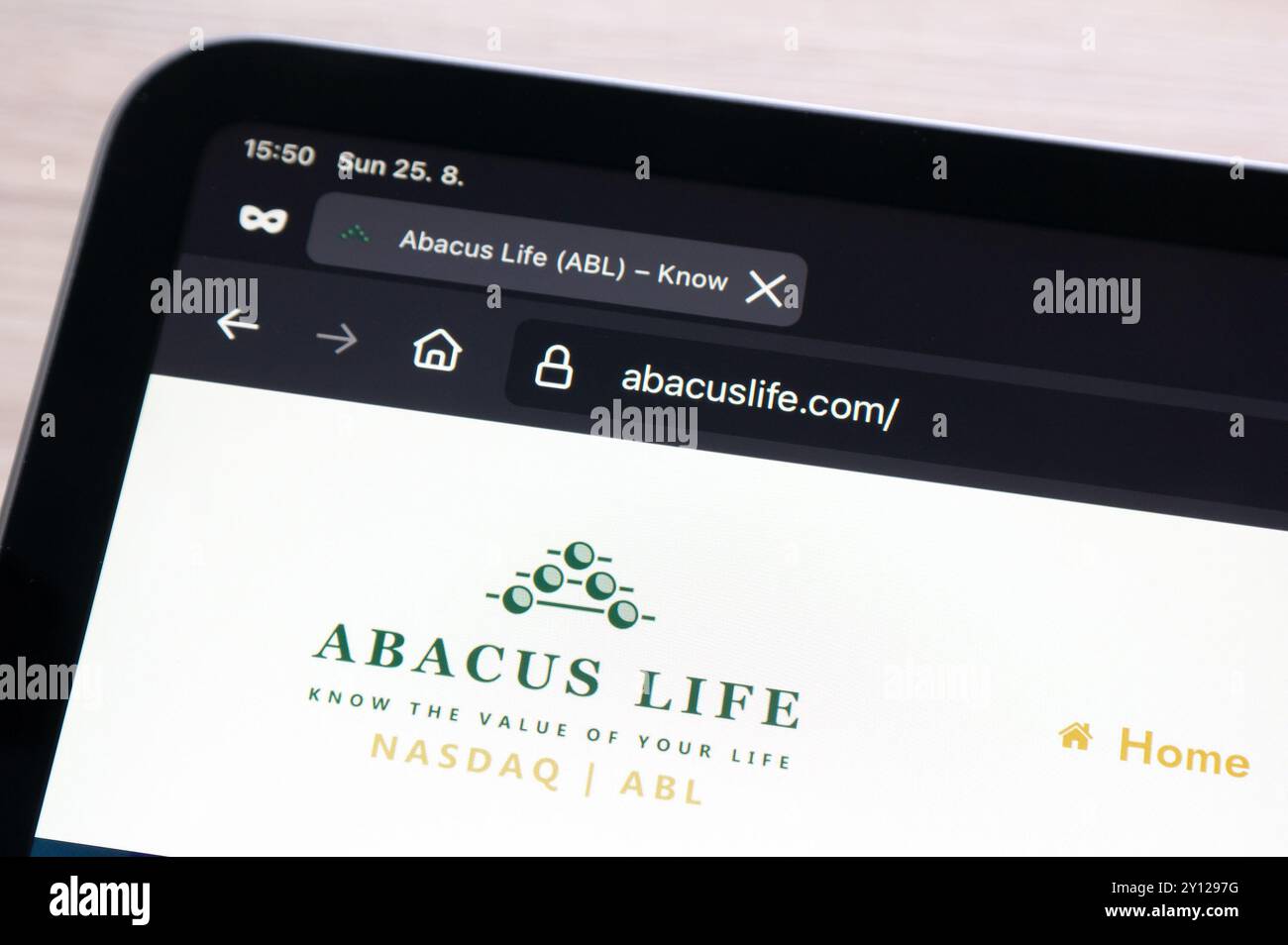 OSTRAVA, TCHÉQUIE - 25 AOÛT 2024 : site web du gestionnaire d'actifs alternatifs d'Abacus Life sur les appareils électroniques Banque D'Images