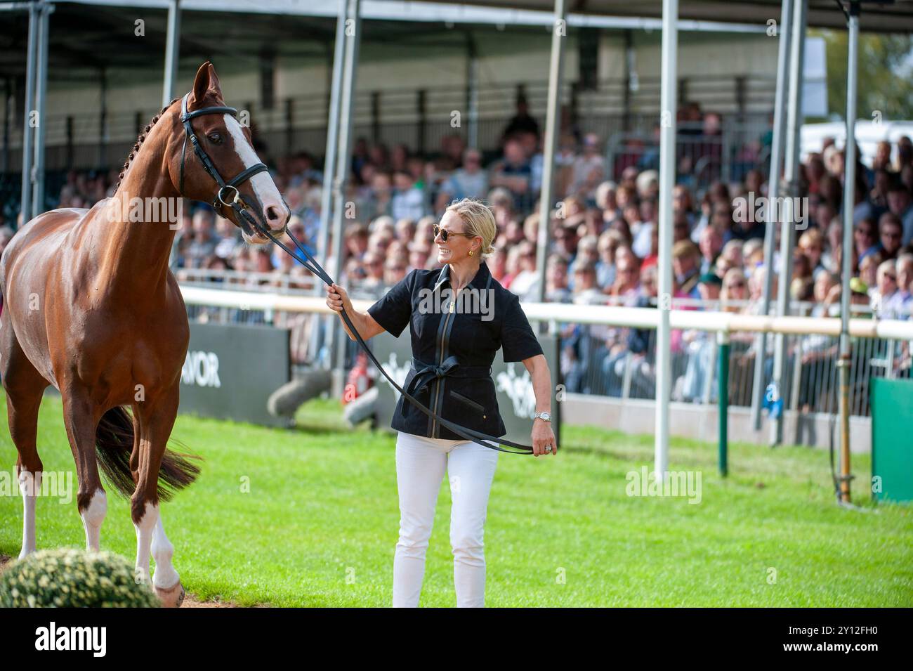 Stamford, Royaume-Uni. 4 septembre 2024. Zara Tindall et Class Affair représentant la Grande-Bretagne lors de la première inspection des chevaux aux procès du Defender Burghley Horse Trials de 2024 qui se sont tenus dans les terrains de Burghley House à Stamford, Lincolnshire, Angleterre, Royaume-Uni. Crédit : Jonathan Clarke/Alamy Live News Banque D'Images