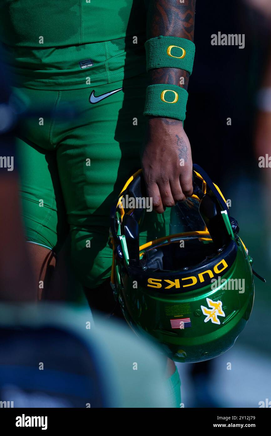 Vue détaillée d'un casque des Ducks de l'Oregon pendant la première moitié d'un match contre les Vandals de l'Idaho au stade Autzen le 31 août 2024 à Eugene, Oreg Banque D'Images