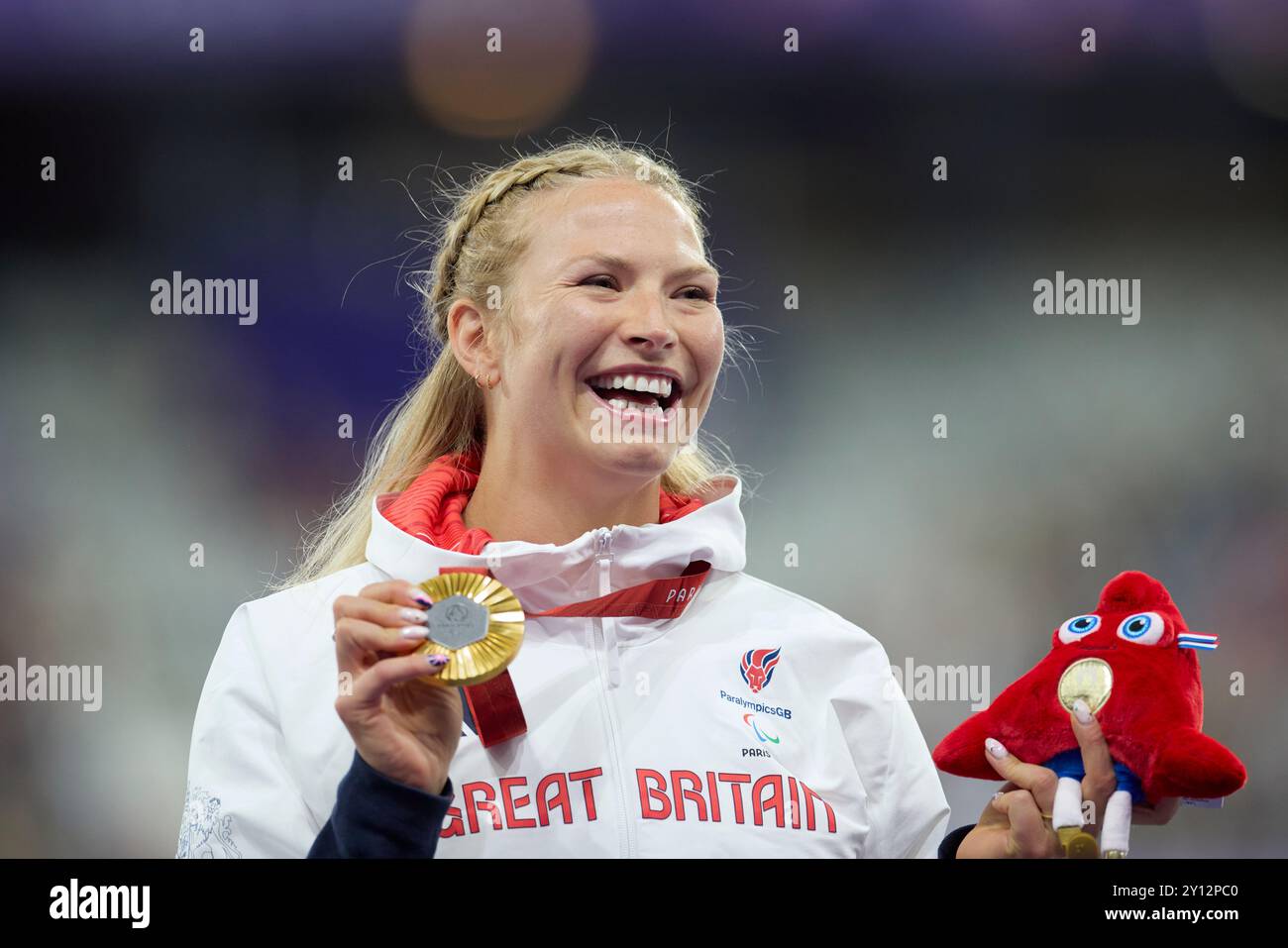 Paris, France. 4 septembre 2024. Samantha Kinghorn, de Grande-Bretagne, remporte l'or dans la finale féminine du 100 mètres T53 au stade de France. Le jour 7 des Jeux Paralympiques de Paris 2024. Crédit : Roger B/Alamy Live News Banque D'Images